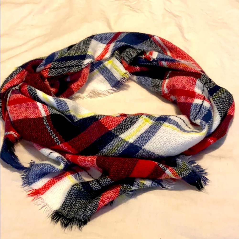 Be brand scarf. Like new.